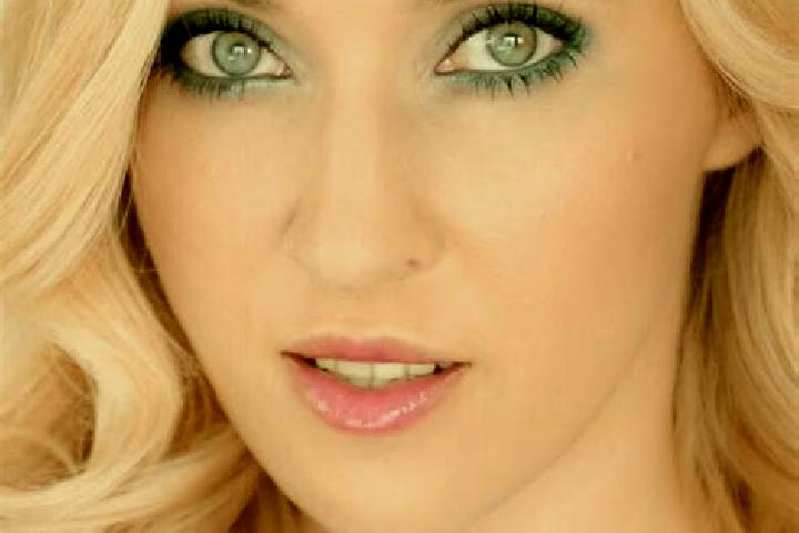 Abigail, 33, a dark blonde amber-eyed middle eastern companion based in Dores do Indaia. Offering BDSM, Fetish, Striptease, 69. Available for incall and outc...