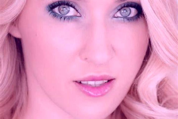Clara, 29, a blonde dark-eyed slavic companion based in Toereboda. Offering Couples, Fetish, Domination. Available for incall and outcall, day and evening da...