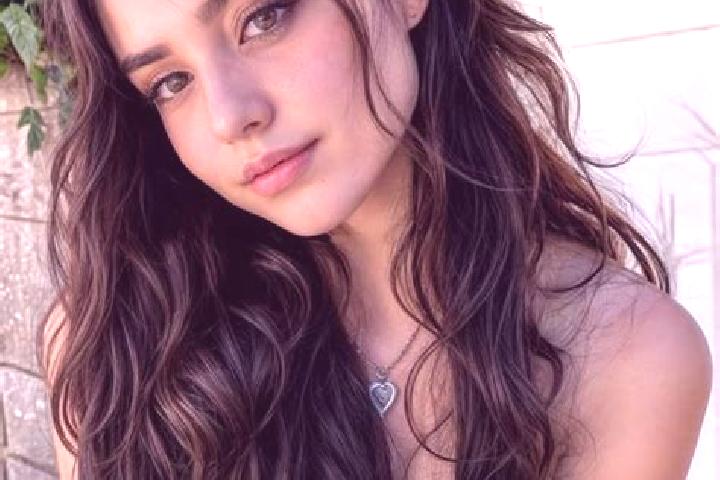 Ella, 26, a auburn hazel-eyed caribbean companion based in Pojogeni. Offering 69, Duos, Fetish, CIM. Available for incall and outcall, day and evening dates.