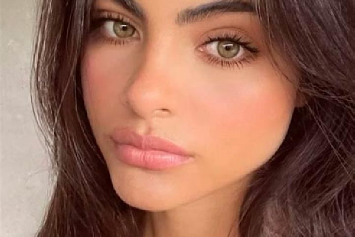 Ella, 35, a auburn amber-eyed indian companion based in Ploeren. Offering Overnight, Tantra, CIM. Available for incall and outcall, day and evening dates.
