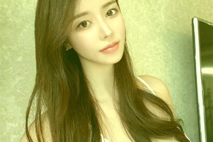 Lily, 24 — Escort in Kamulan, Indonesia