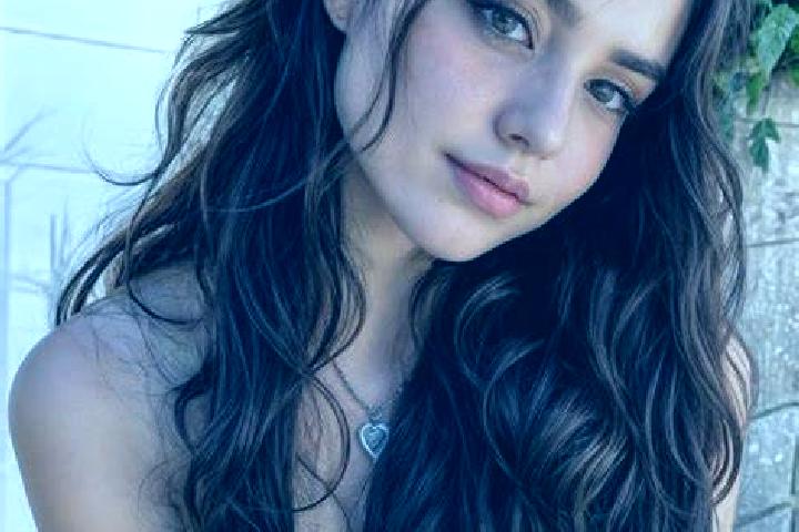 Lily, 37, a chestnut dark-eyed european companion based in Colledara. Offering Overnight, Duos, Massage, A-Level. Available for incall and outcall, overnight...