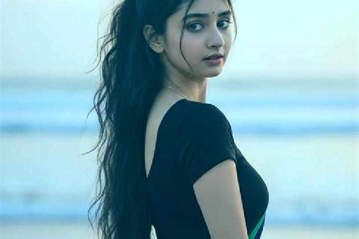 Luna, 22 — Escort in Blagnac, France