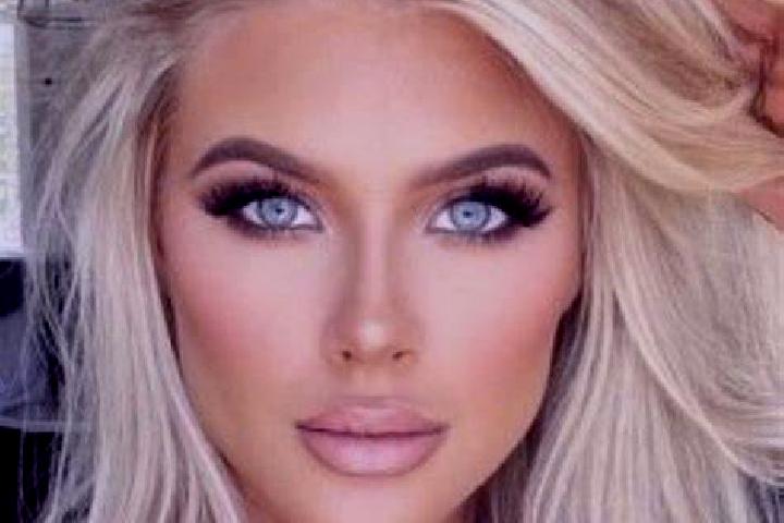 Maya, 26, a auburn blue-eyed indian companion based in Platania. Offering Party Girl, Travel Companion, Fetish, Prostate Massage. Available for incall and ou...