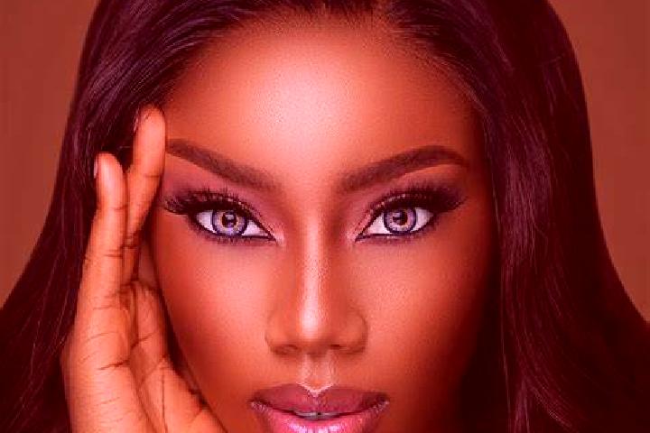 Maya, 28, a red amber-eyed caucasian companion based in Sarbogard. Offering Dinner Date, GFE, Prostate Massage, Roleplay, Girlfriend Experience. Available fo...