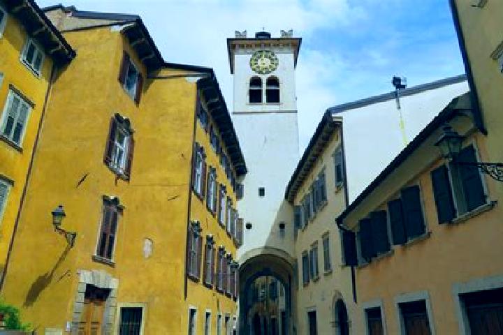 Rose, 24, a black dark-eyed middle eastern companion based in Stavele. Offering Duos, A-Level, Fetish. Available for incall and outcall, day and evening dates.