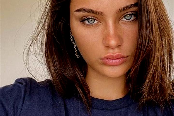 Zoe, 33, a red amber-eyed slavic companion based in Sur. Offering Striptease, Couples, Party Girl, Duos. Available for incall and outcall, day and evening da...